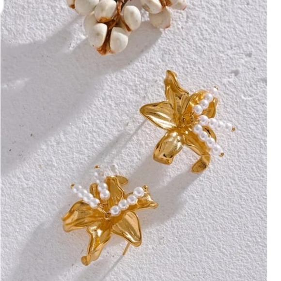 Golden Flower Earrings 🌼 🌸 ✨️ - Picture 8 of 9